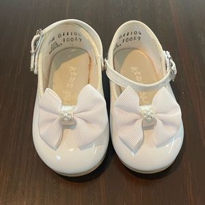 Kids Play White Dressy Shoes with Beaded Bow size 2.5 unworn